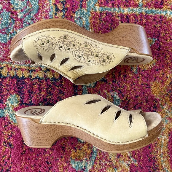 Dansko | Women’s light tan Sheri Cut Out Clog, embossed roses, Euro sz 38 US 7.5 - Picture 8 of 13